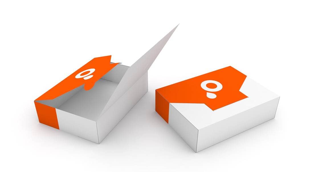 Caja automontable tipo carpeta con cierre de pestaña encajable